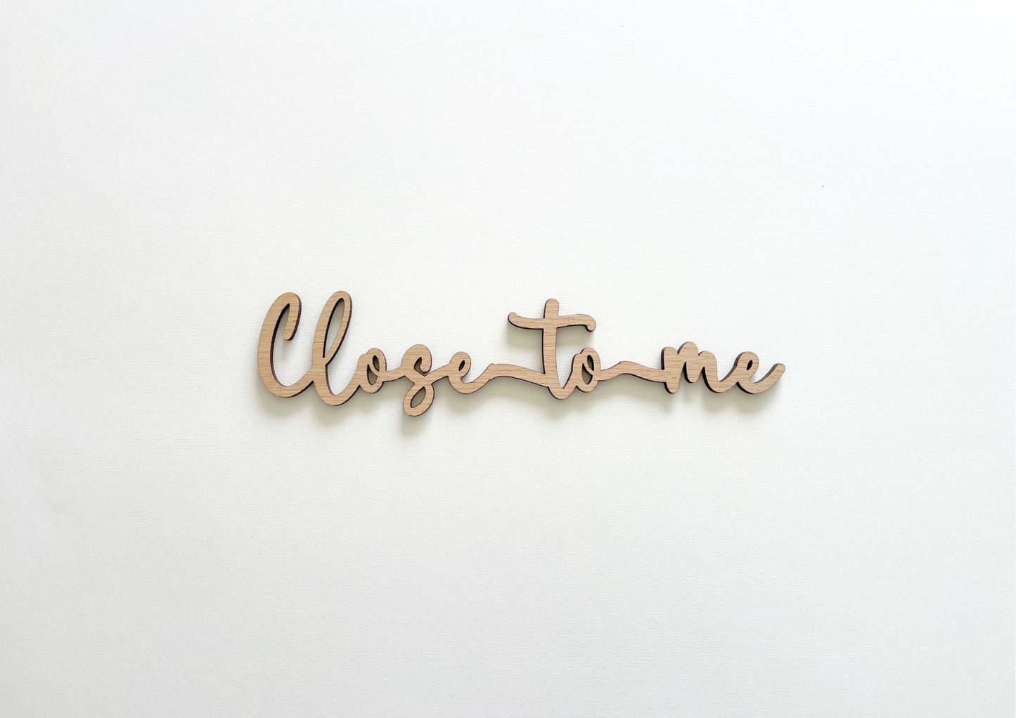 Mot décoratif en bois découpé - "Close to me" / Collection Entre les lignes