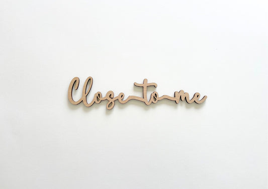 Mot décoratif en bois découpé - "Close to me" / Collection Entre les lignes