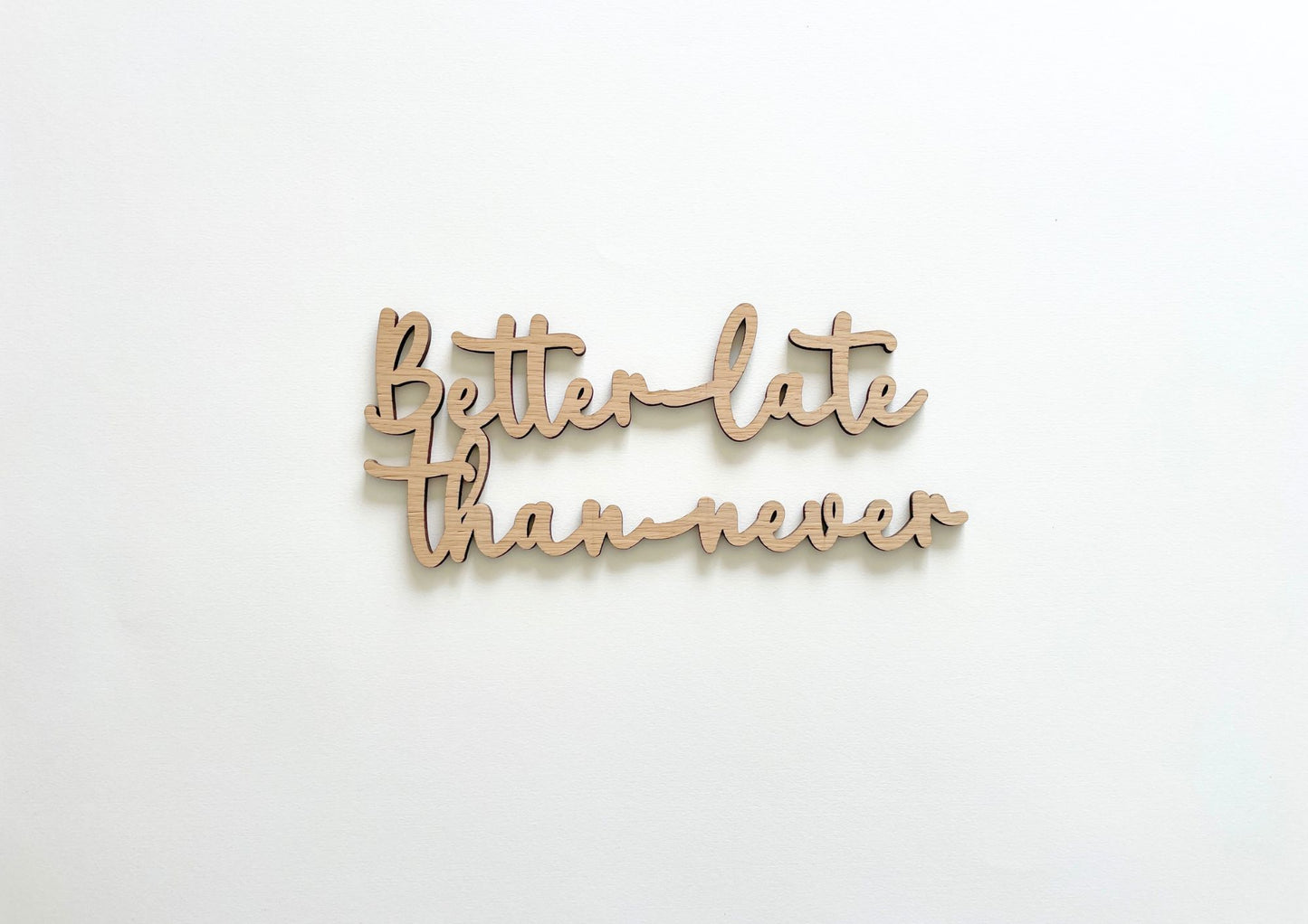 Mot décoratif en bois découpé - "Better late than never" / Collection Entre les lignes