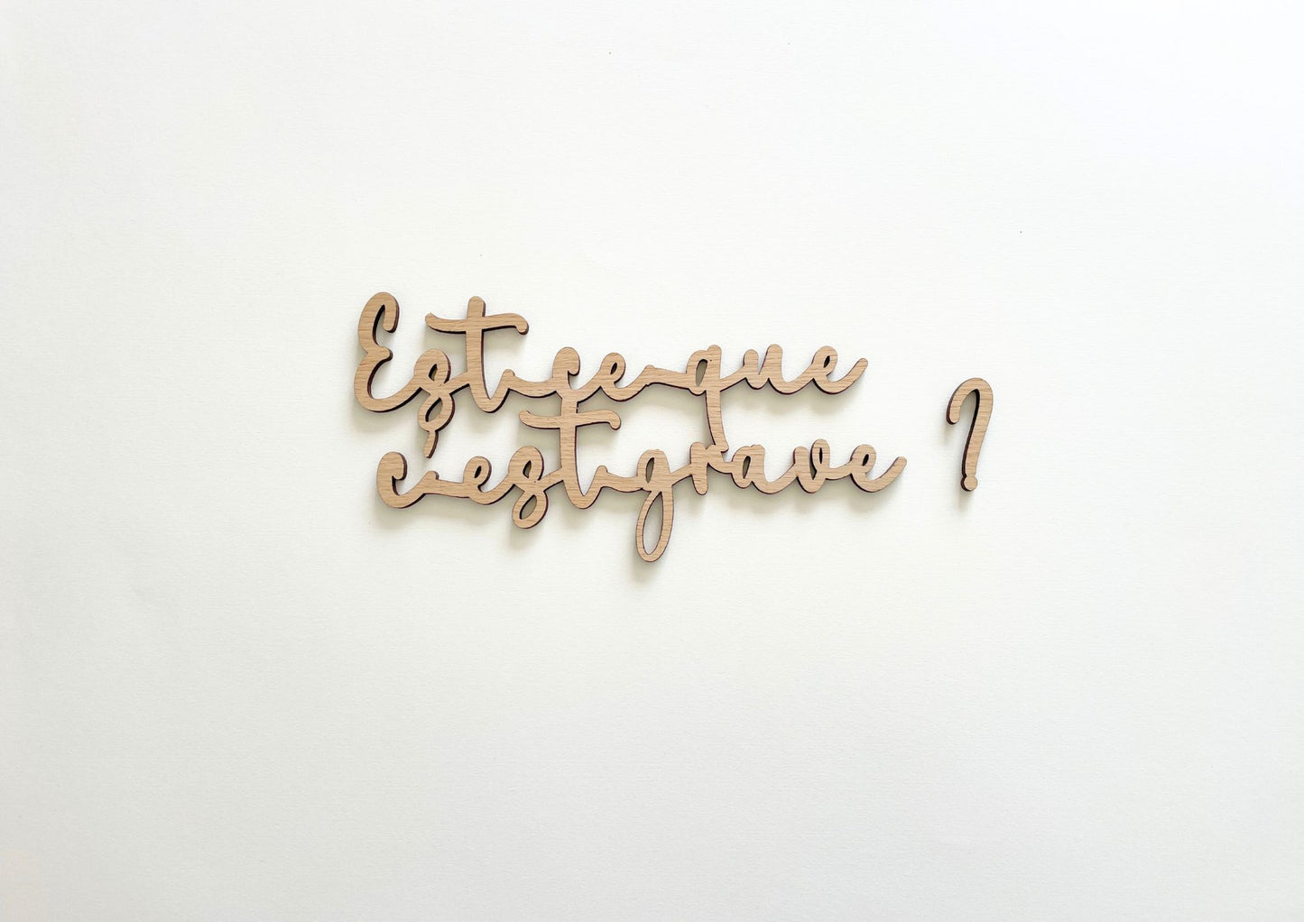 Mot décoratif en bois découpé - "Est-ce que c'est grave ?" / Collection Entre les lignes
